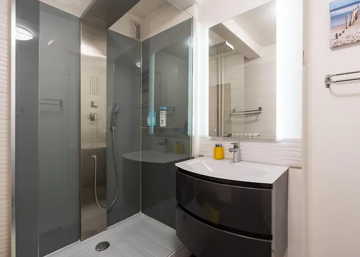Bright & Contemporary 2bd アパート *