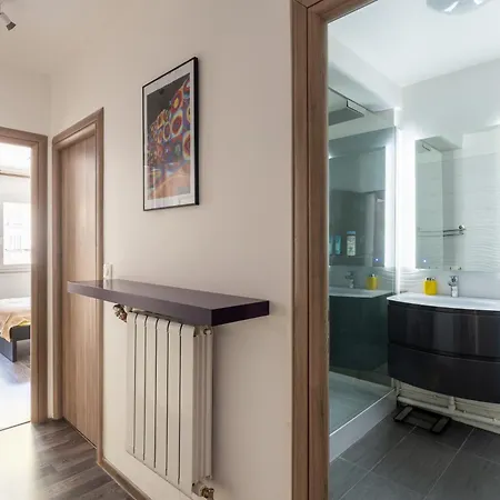 Bright & Contemporary 2bd アパート *