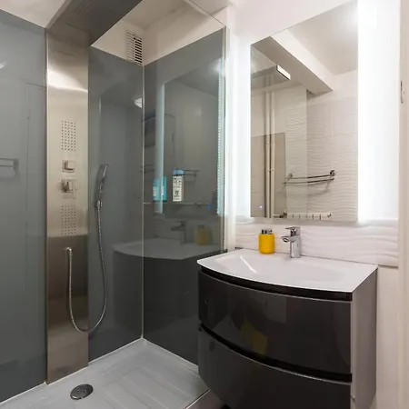 Bright & Contemporary 2bd شقة *